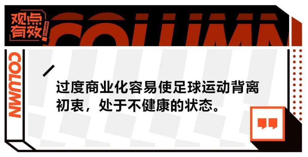 主裁判看完VAR后判罚点球。